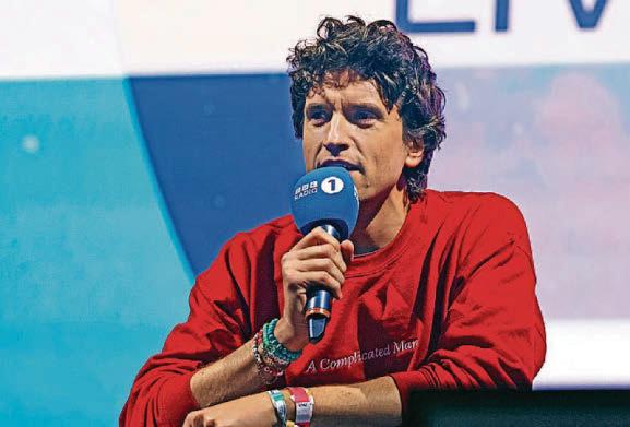 Lecturer's wasp song tribute has everyone buzzing...