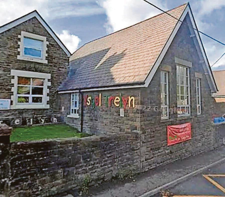 Schools drop-off danger as 'parents ignore signs'