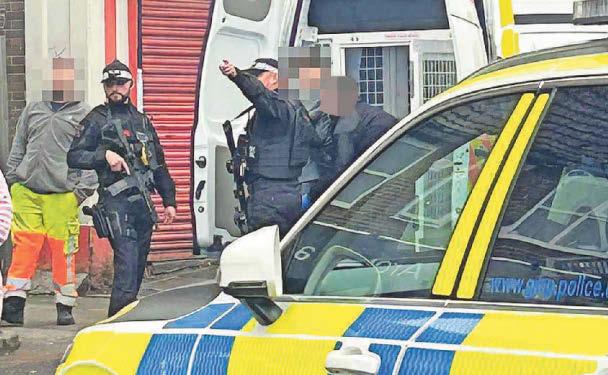Armed police in swoop on 'teen machete fight'