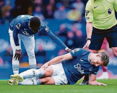 Tark injury sees Moyes explore backline options