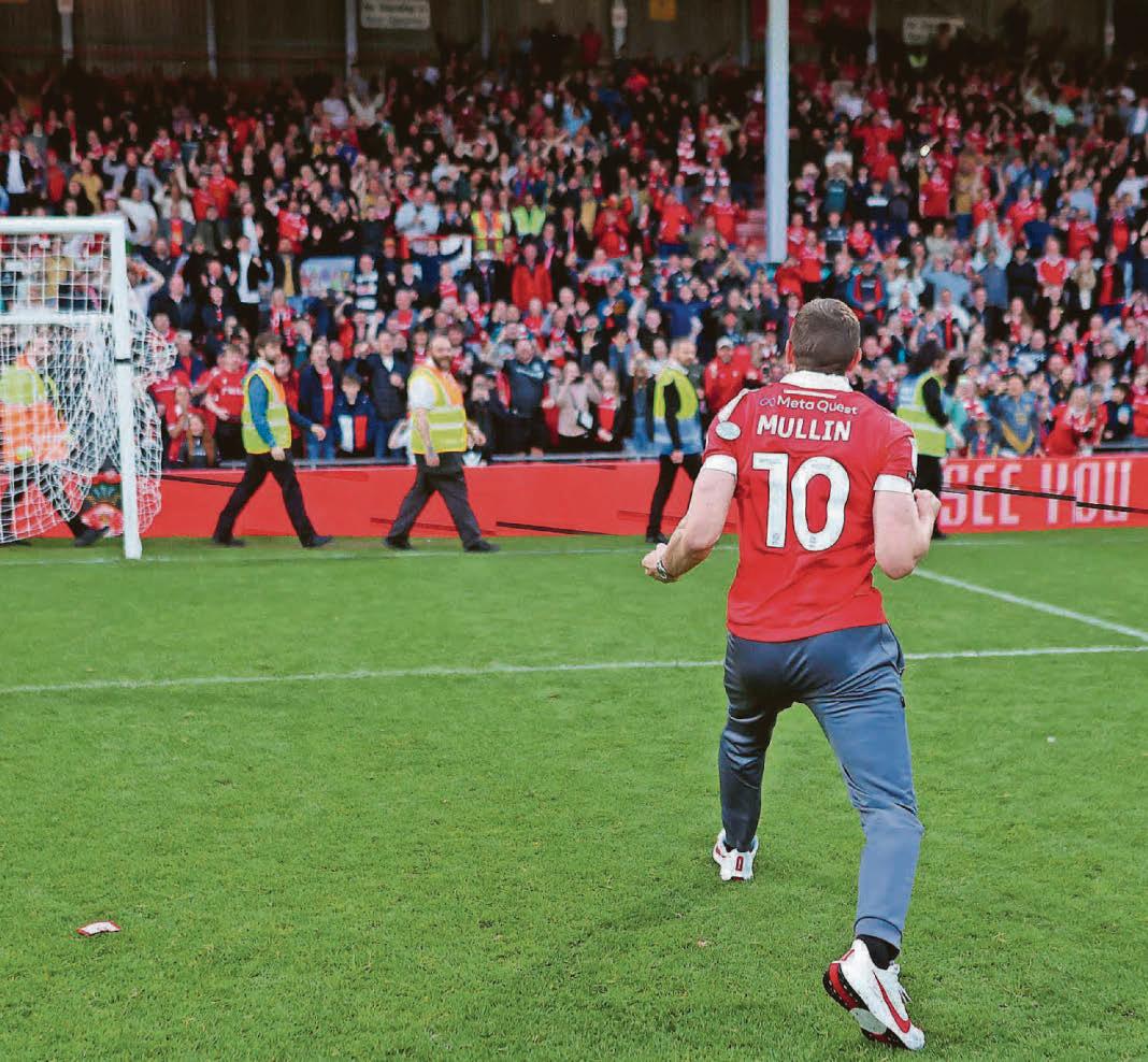 Mullin shows his class with gesture to Smith