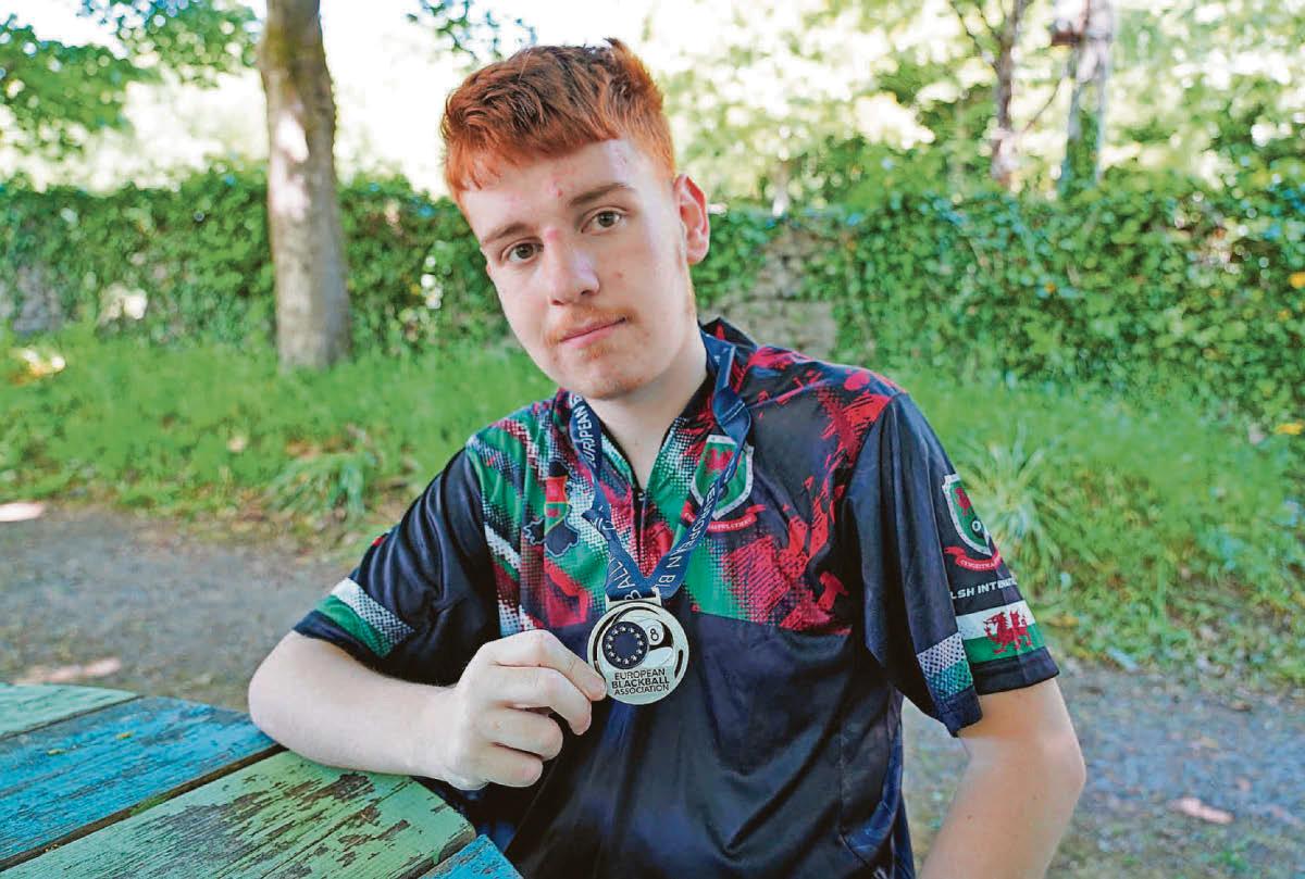 Coroni cwrs sgiliau gyda llwyddiant Pŵl Pêl-ddu