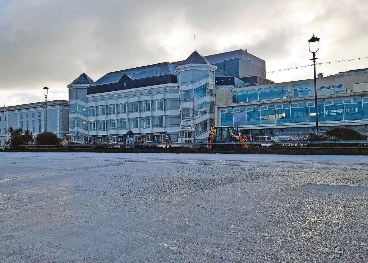 PLANNERS RECOMMEND REJECTING MOBILE PHONE ANTENNAS... IN TOWN FULL OF SIGNAL BLACKPOTS