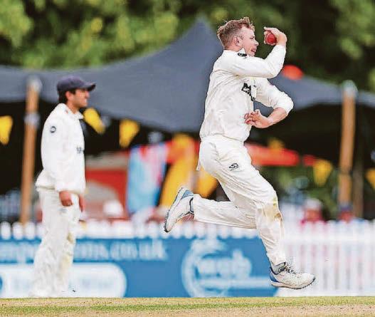 Glamorgan pegged back by Gloucestershire pair