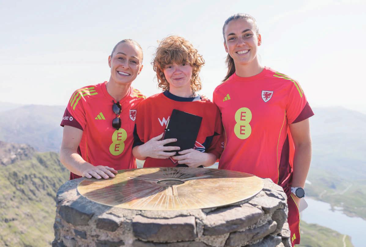 Cymorth creadigol ar gyfer ymddangosiad cyntaf Cymru yn ornest Ewros y Menywod