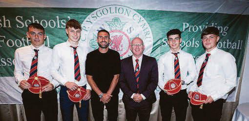 MYFYRWYR YN DERBYN ANRHYDEDD PÊL-DROED