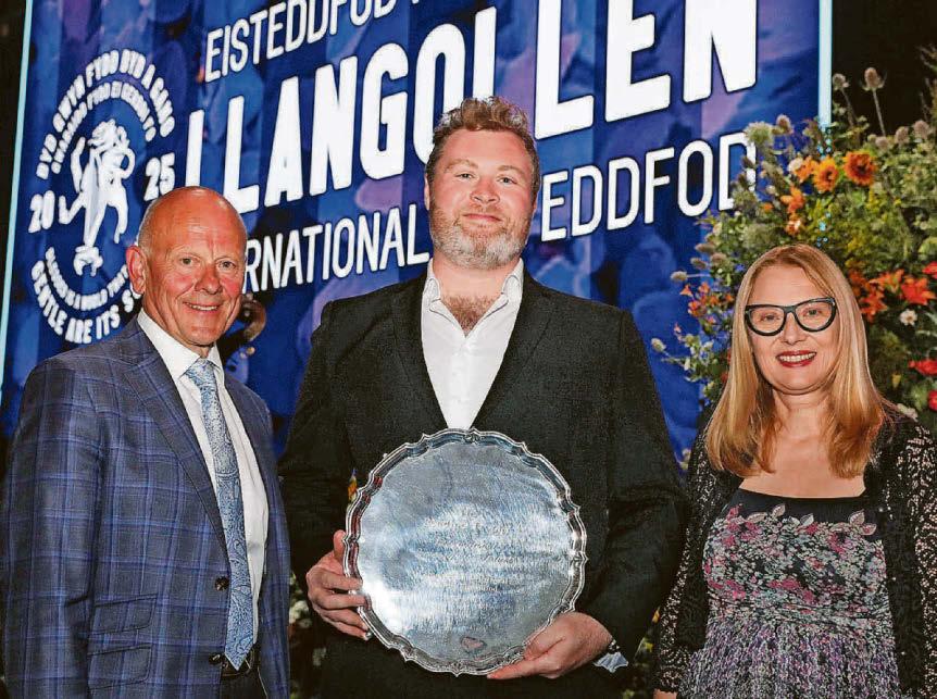 Gwireddu breuddwyd wrth i denor gael ei goroni'n ganwr ifanc gorau'r byd gan weddw'r seren opera Luciano Pavarotti