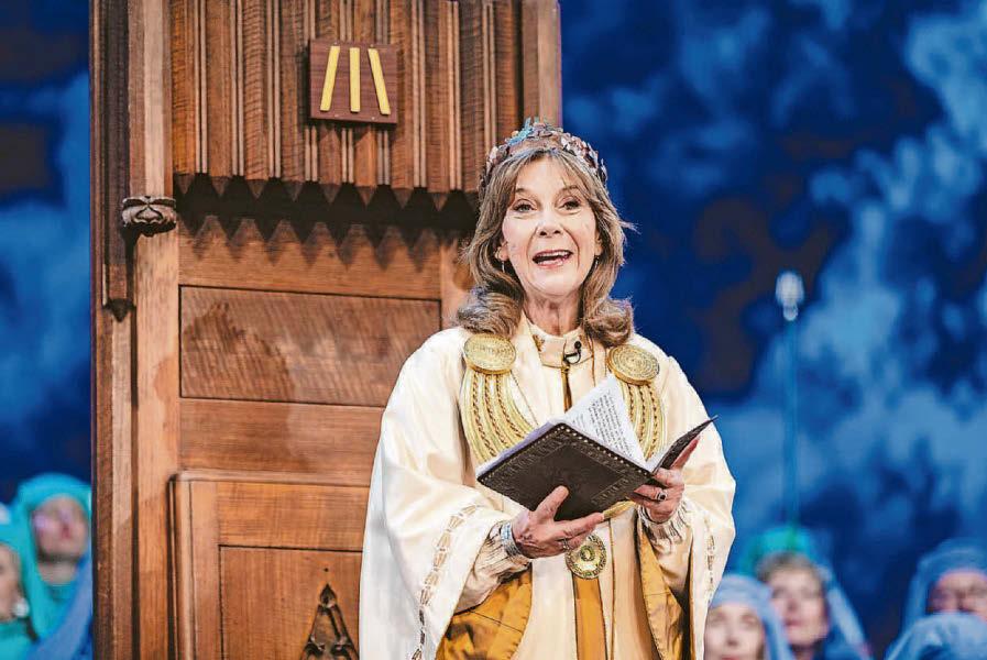 Prifardd yn darllen cerdd ddyrchafol o gyfnod Covid