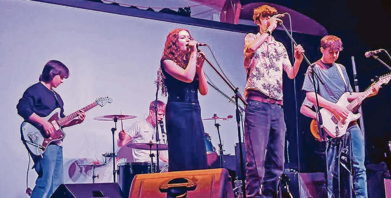 Cynlluniau cyffrous band Y Ddelwedd yn dilyn eu buddugoliaeth yn yr Eisteddfod