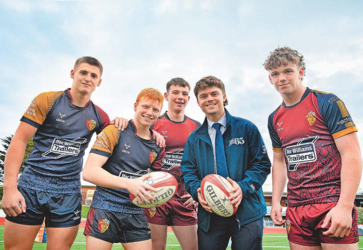 Cwmni trelars yn parhau i noddi timau rygbi ifanc