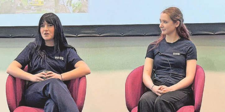 Grace ac Elizabeth yn serennu ar lwyfan cynhadledd ynni genedlaethol