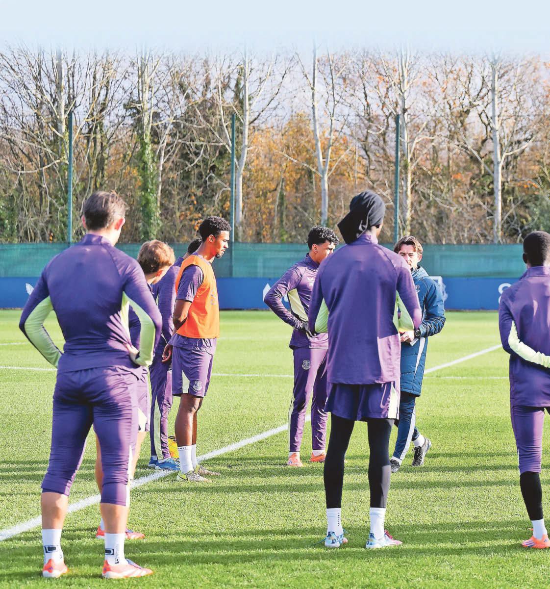 Moyes challenges players to maintain lofty position