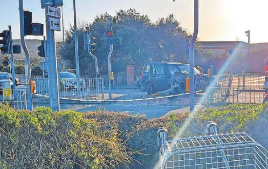 RANGE ROVER HITS TRAFFIC LIGHT