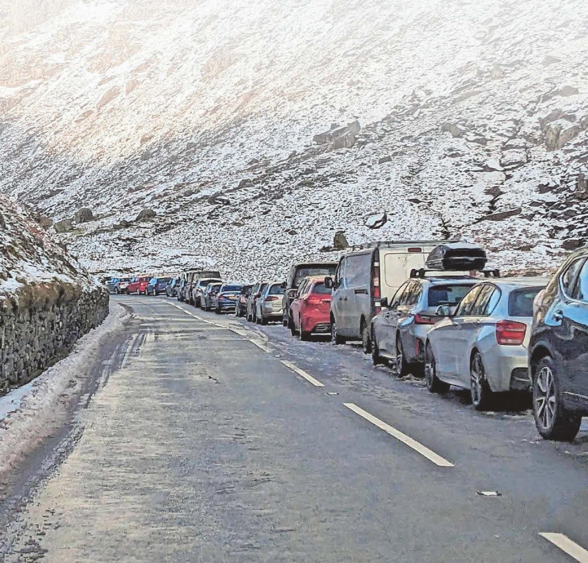 'Crazy' Eryri parking on icy roads sparks warning by police