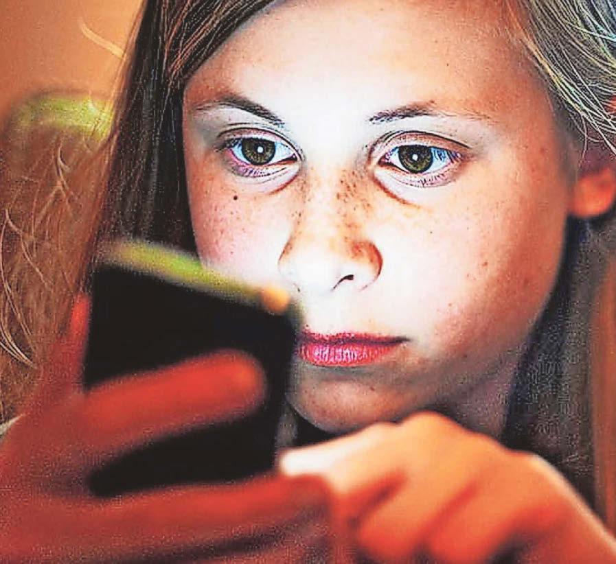 Council asks parents to not give under-14s a smartphone
