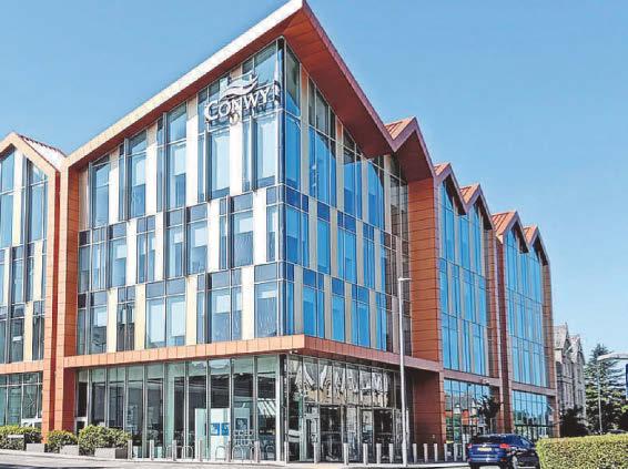 Council should 'get rid of hundreds of staff members' to cut costs