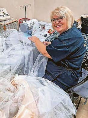 Mums help teens to find their dream prom outfits for free at pop-up shop