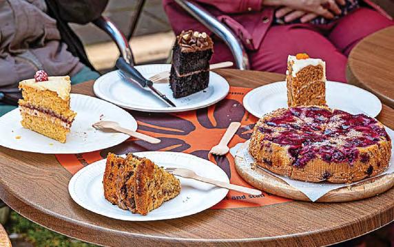 French twin town visitors impressed in cake challenge