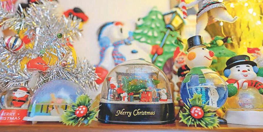 LISA DECKS HER HOME FOR HAPPY KITSCHMAS