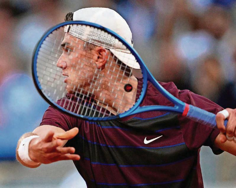 Draper battles by local star Monfils