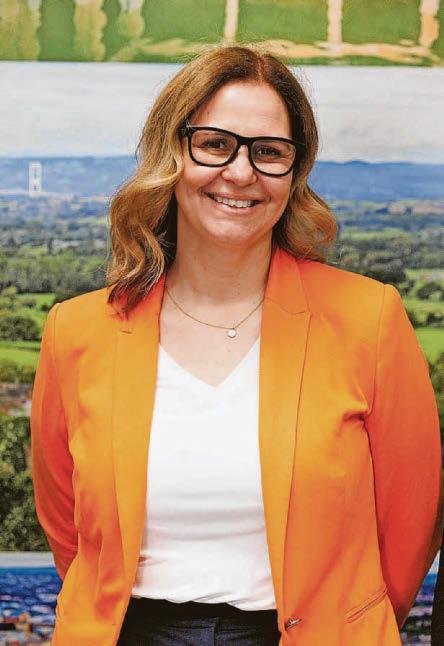 Bookmakers back Greens to win tight contest
