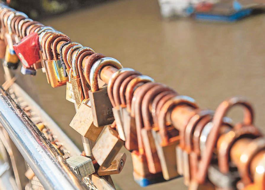 Lovers' locks look set to be removed from bridge