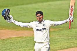 Pressure on England after skipper stars