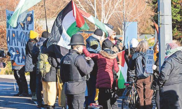 Police step in as group blocks Palestine march