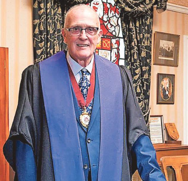 Badge of Honour for the city's first Honorary Custodian Ross