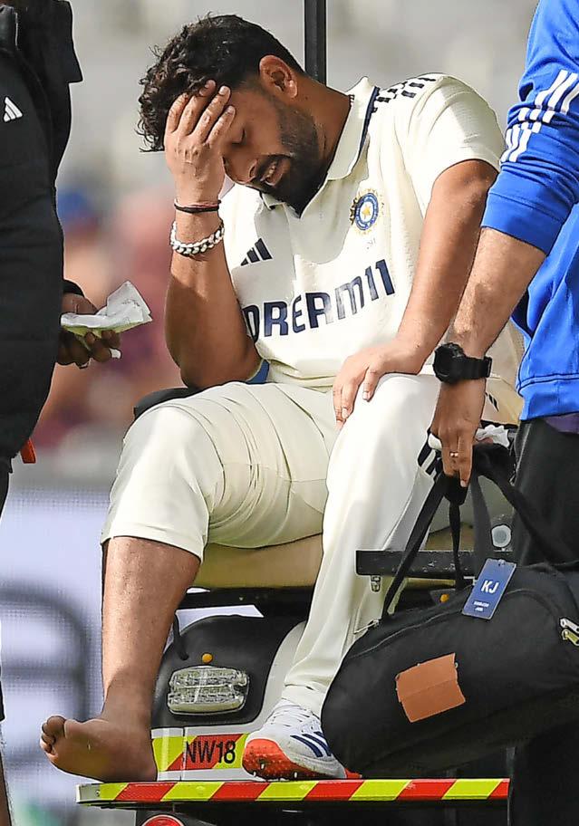 Foot injury leaves tourists sweating on star man Pant
