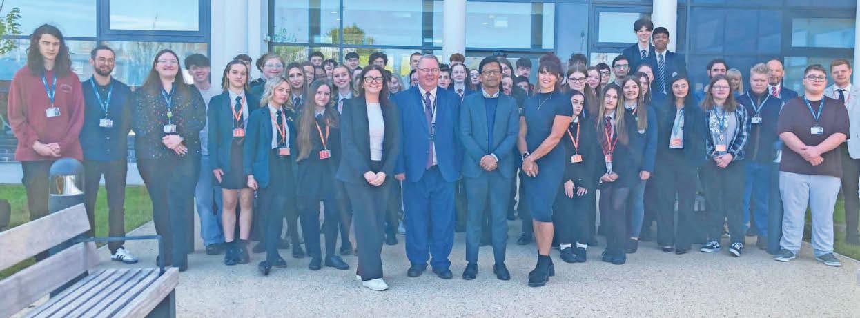 Teens quiz minister about social media