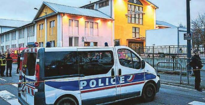 Man dies in knife attack on police