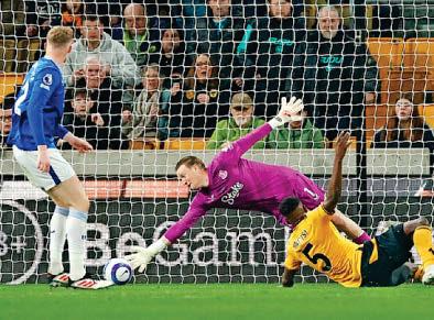 Moyes run goes on but Wolves miss big chance