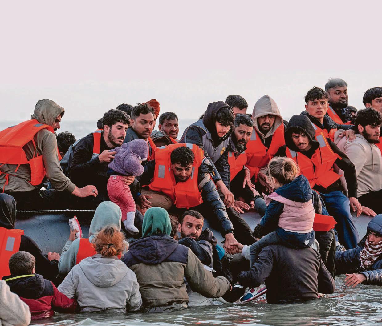 Migrants haul children aboard as ‘1,000 make crossing