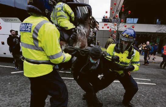 Anti-migrant marchers meet counter rally
