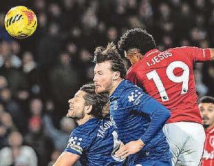 Moyes' defensive dilemma for the Wolves challenge