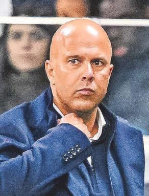 Howe won't be drawn into war of words with Anfield's Slot