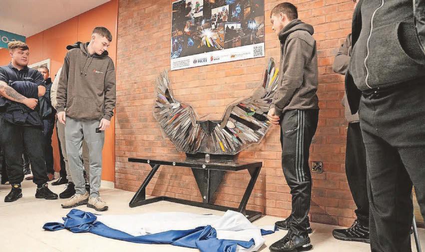 Project a tribute to knife victims