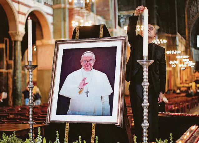 World pays tribute to Pope