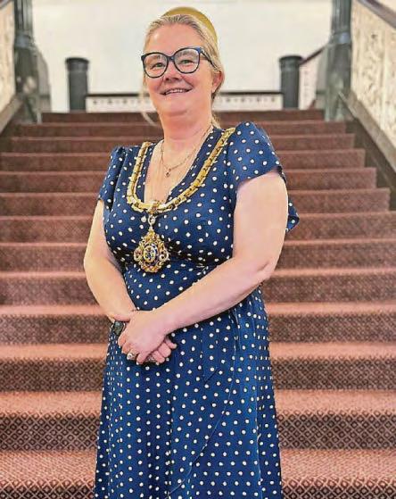 Mayor takes the chains