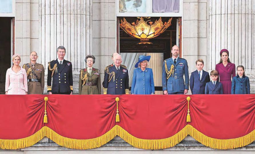 Senior royals join crowds of thousands as VE Day commemorations begin