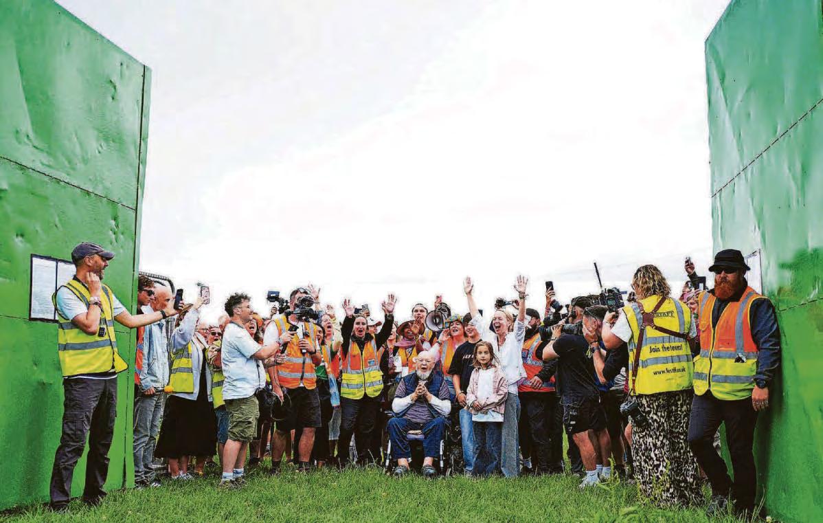 Revellers pour into Glastonbury