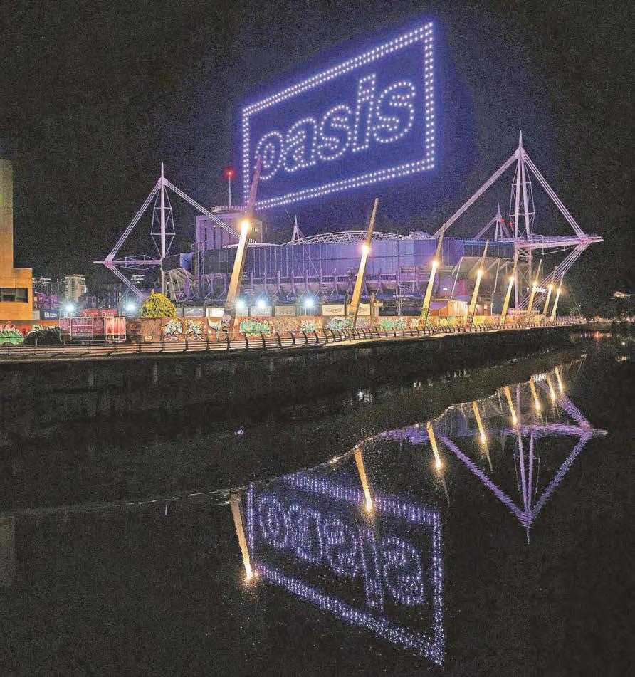 Fans mad for it as Oasis make supersonic return