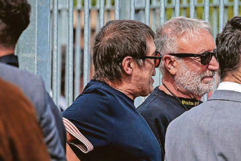 Hundreds pay respects to 'local legend' Arthur