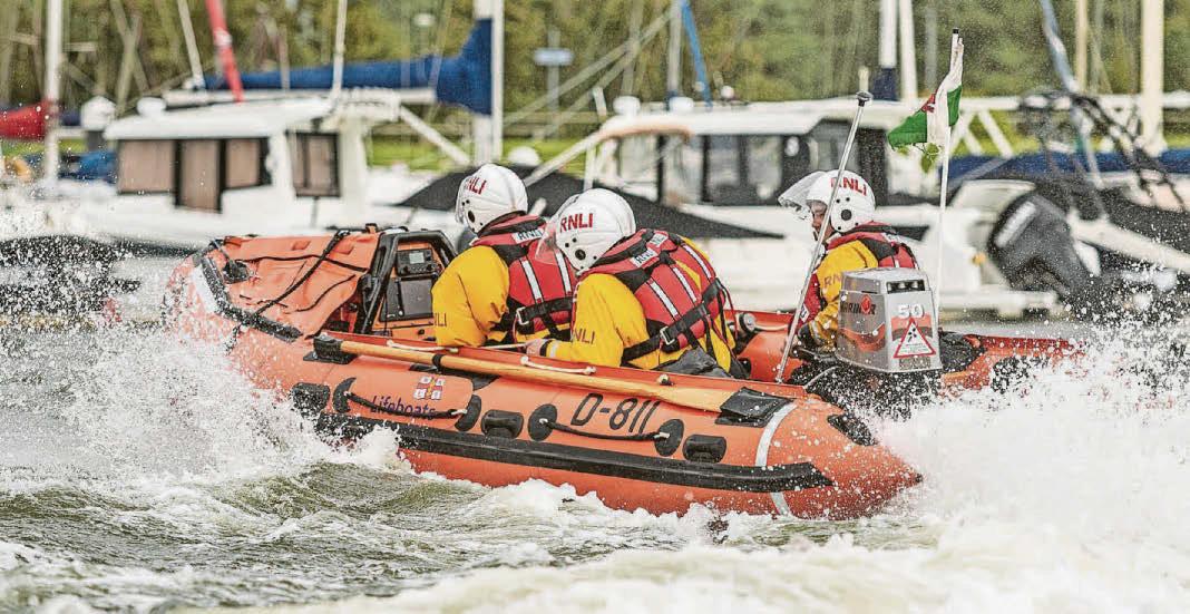 15 rescued as multiple boats capsize in race
