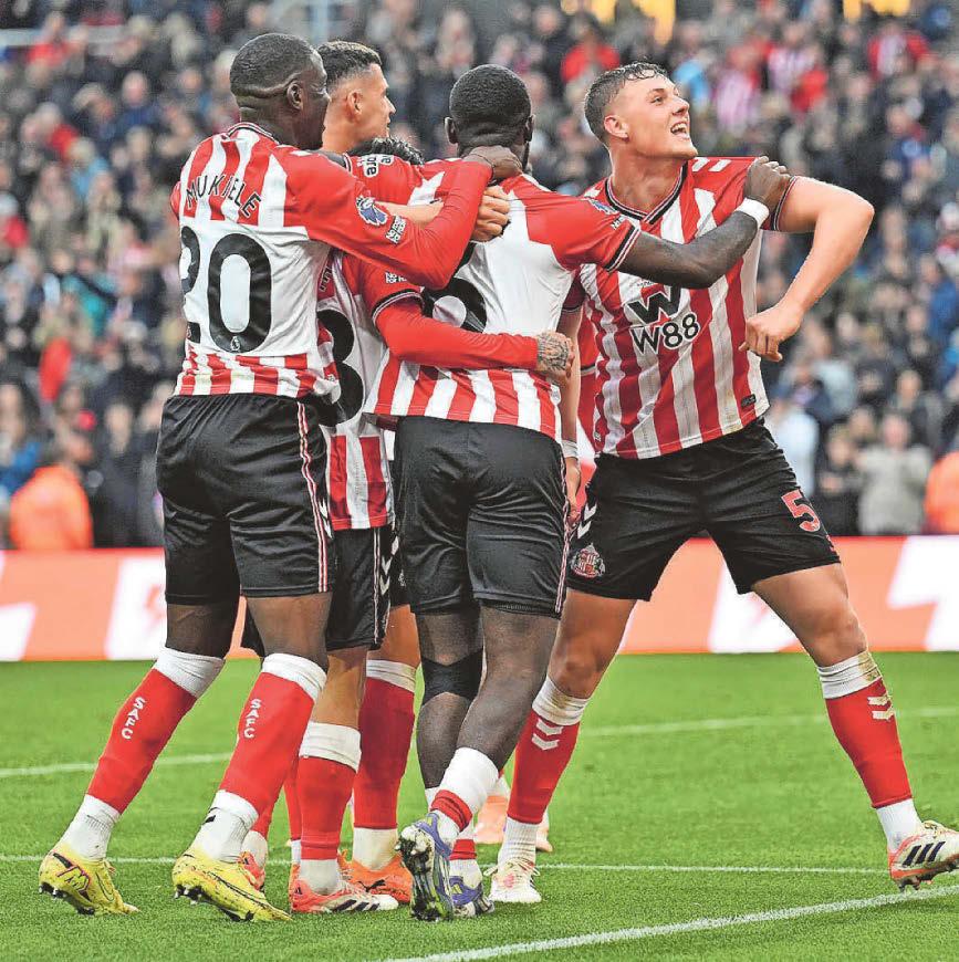 Sunderland keep up fine home form to see off struggling Wolves