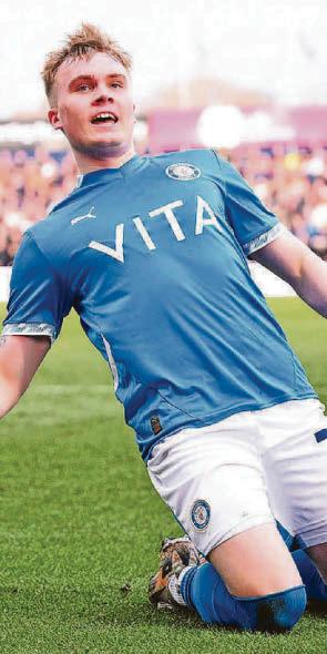 County stay in hunt with a Benny brace