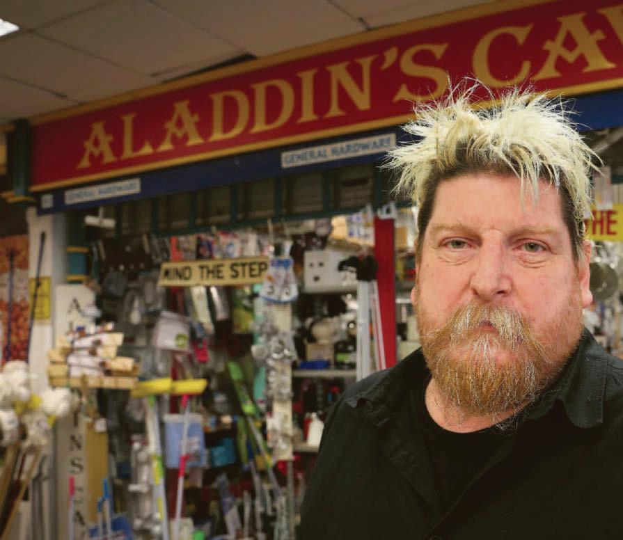 Stalls still open at Victoria Market on 'final' day as traders refuse to go