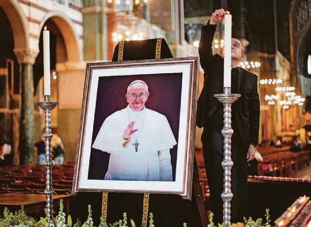 World pays tribute to Pope