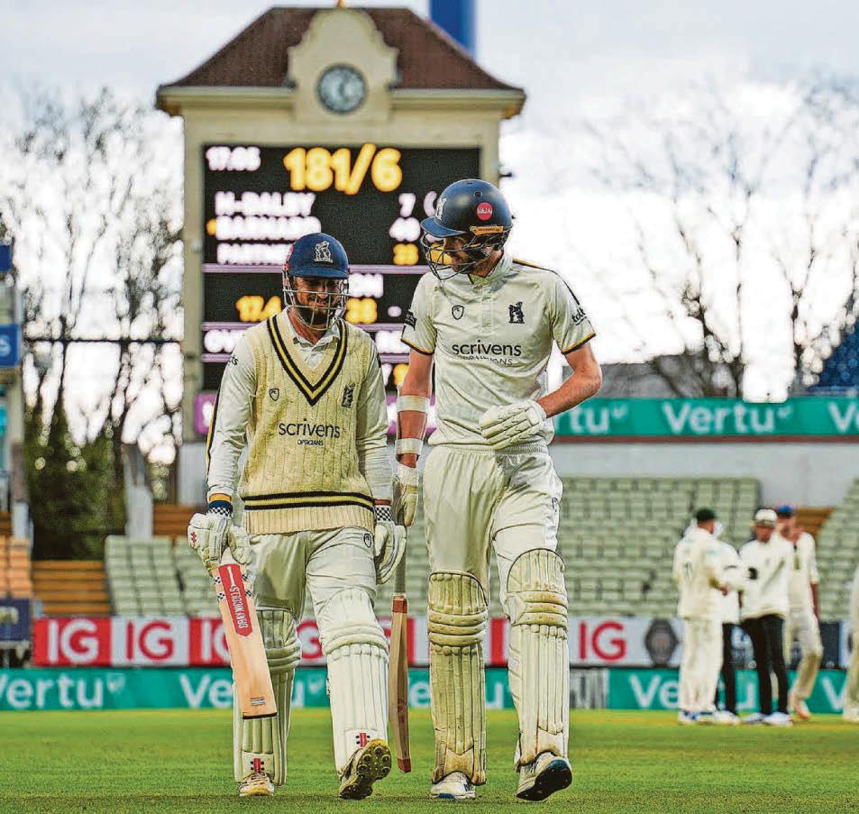 Warwickshire hold on to deny Notts victory as weather has say on final day
